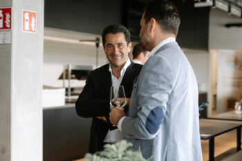 Zwei Männer unterhalten sich